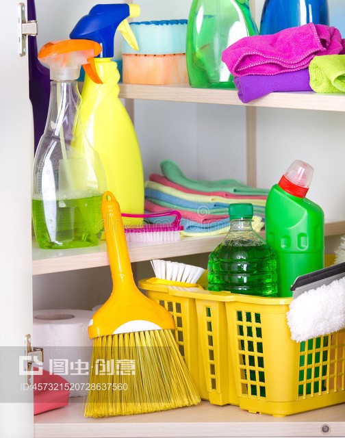 存放处的清洁工具和产品Cleaning tools and products in storage place
